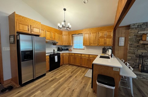 New London House | Lakefront Retreat with Dock & Kayaks -Quiet Cove + Sunsets