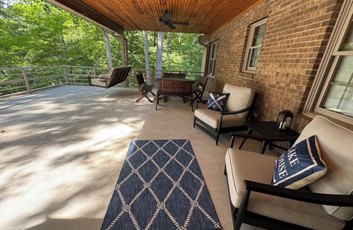 New London House | Lakefront Retreat with Dock & Kayaks -Quiet Cove + Sunsets