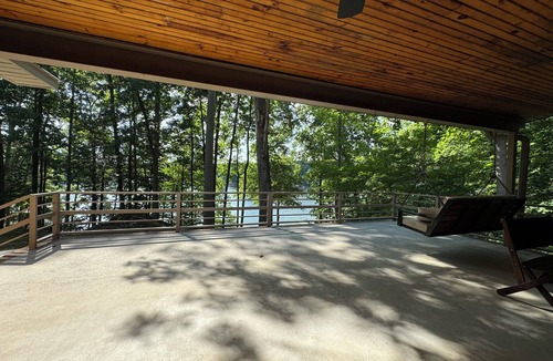 New London House | Lakefront Retreat with Dock & Kayaks -Quiet Cove + Sunsets