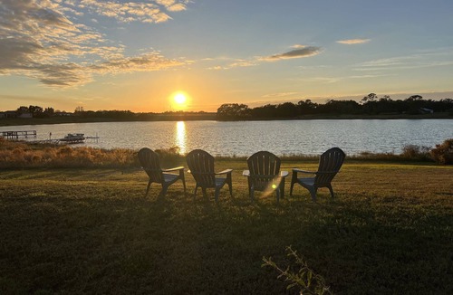 Lake Wales House | Lakefront Sunset Retreat | Screened Patio, Fire Table & Outdoor TV | Near Legoland & Bok Tower