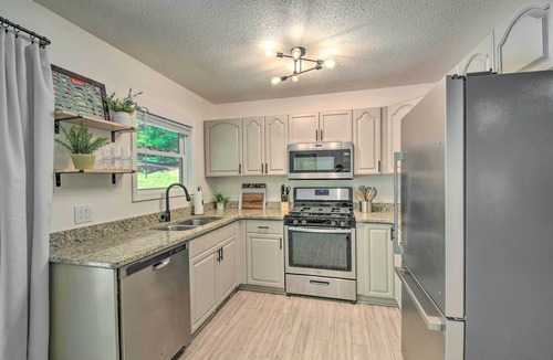Townville House | Lakefront Townville Gem w/Boat Dock & Kayaks