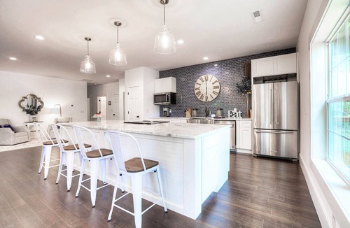 Pittsburg House | Lakefront Treehouse w/Dock · 2 King Suites · Sleeps 12 · Voted Best of Kentucky