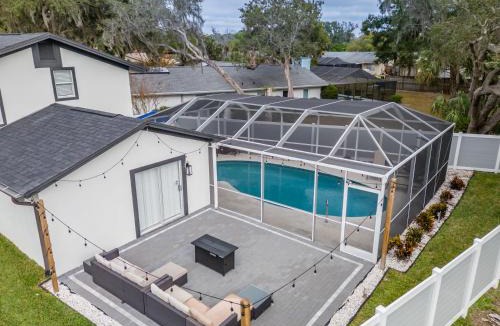 Lutz House | Lakehills Paradise Modern Home with heated pool