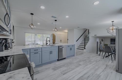 Lutz House | Lakehills Paradise Modern Home with heated pool