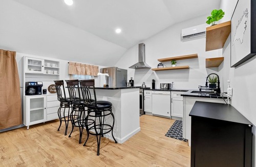 Southeast Raleigh House | Lakeside Landing | Kitchen, Laundry, Parking