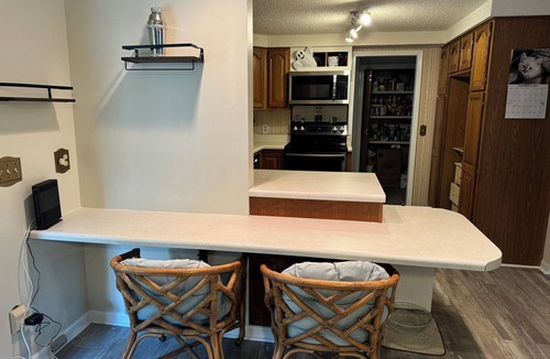 Russellville House | Lakeside retreat in Bonneau with AC, WiF and so much more . Enjoy a cozy stay