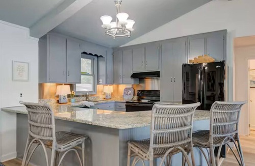 Camden House | Lakeside retreat! Sunset view, newly remodeled+ new dock! Visit our lake!