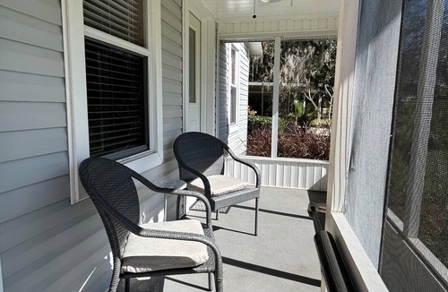 Babson Park Cottage | Lakeview Cottage Escape. Close to BOK Tower Gardens, Legoland and Disney
