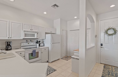 Fort Myers Condo | Lakeview Lanai in Fort Myers! Gated community with resort like amenities!