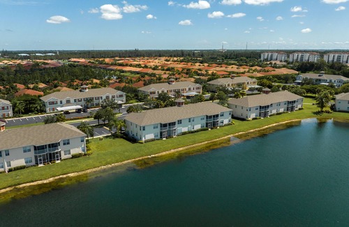 Fort Myers Condo | Lakeview Lanai in Fort Myers! Gated community with resort like amenities!