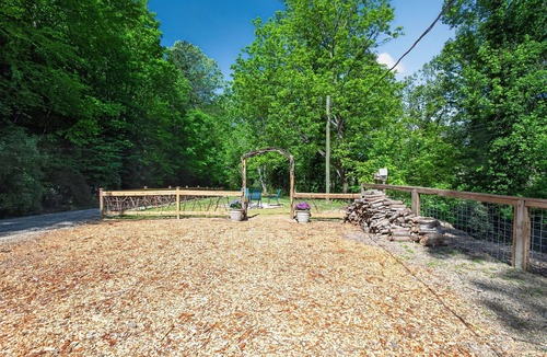 Hendersonville Cottage | Lamb Mountain Retreat - Pets Welcome!