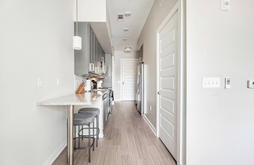 Hitch Village - Fred Wessels Homes Apartment | Landing | Amazing Studio, Pool, Gym