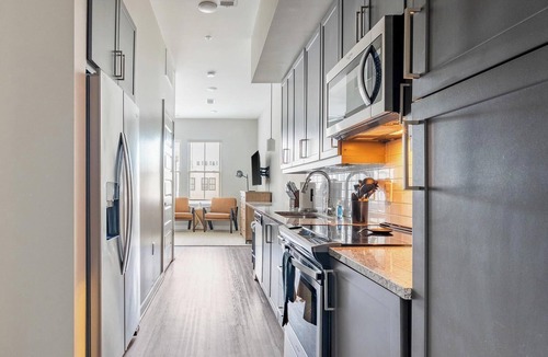 Hitch Village - Fred Wessels Homes Apartment | Landing | Amazing Studio, Pool, Gym