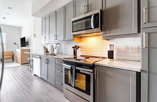 Hitch Village - Fred Wessels Homes Apartment | Landing | Amazing Studio, Pool, Gym