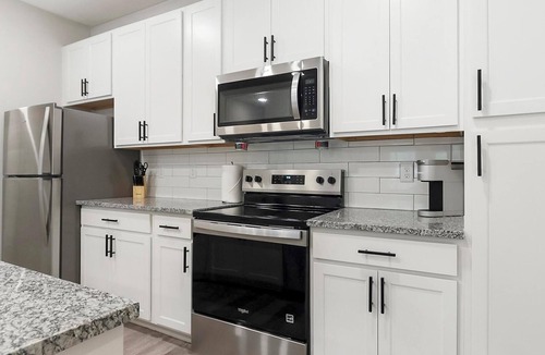 Beaufort Apartment | Landing | Chic 2BD, Gym