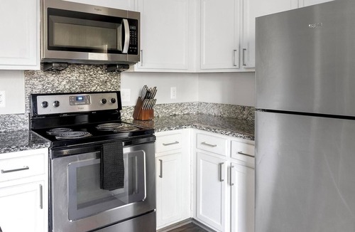 Crabtree Apartment | Landing | Incredible 2BD, Pool, Gym