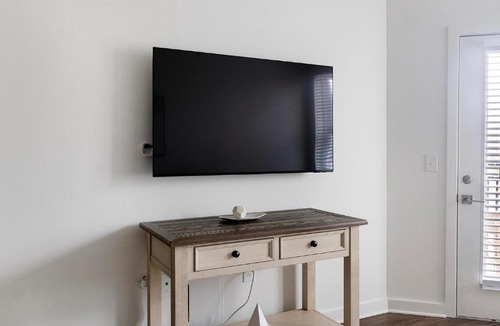 East Raleigh Apartment | Landing Modern 1BD Yoga Studio Gym