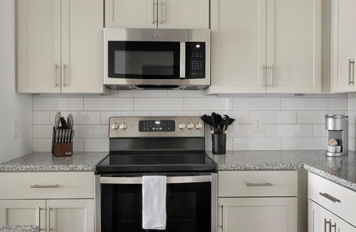 East Raleigh Apartment | Landing Modern 1BD Yoga Studio Gym