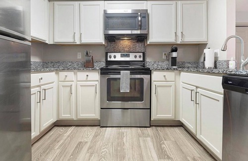 Crabtree Apartment | Landing | Modern 2BD, Clubhouse, Pool