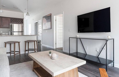 Bloomingdale Apartment | Landing | Modern 2BD, Gym, Pool