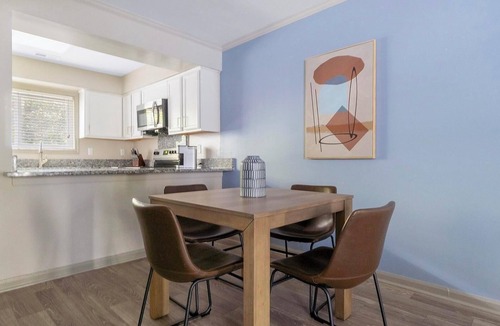 Crabtree Apartment | Landing | Modern 2BD, Tennis Court, Clubhouse