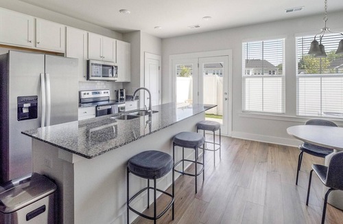Summerville Apartment | Landing | Modern 3BD, Gym, Yoga Studio