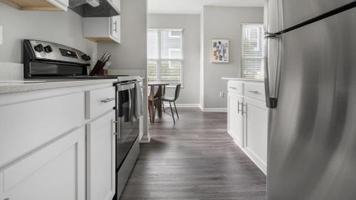 Charlotte Apartment | Landing Modern Apartment with Amazing Amenities (ID1380X259)