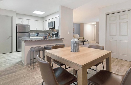 Crabtree Apartment | Landing | Spectacular 2BD, Tennis Court, Pool