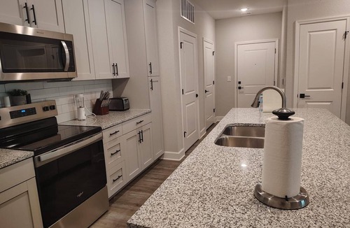 Newberry Apartment | Landing | Spectacular 3BD, Gym, Pool