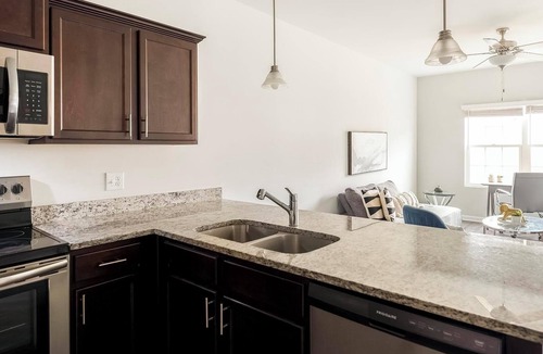 Bloomingdale Apartment | Landing | Stunning 2BD, Gym, Pool