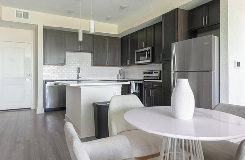 Palmetto Apartment | Landing | Stunning 2BD, Pool, Yoga Studio