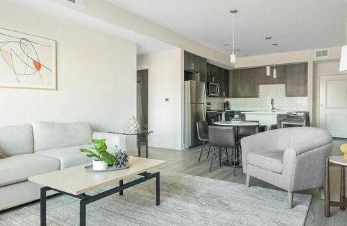 Palmetto Apartment | Landing | Stunning 2BD, Pool, Clubhouse