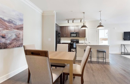 Greer Apartment | Landing | Stunning 3BD, Pool, Gym