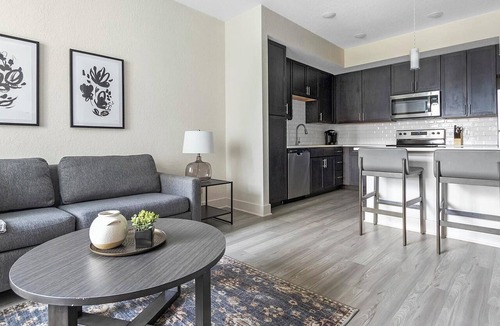 Palmetto Apartment | Landing | Stylish 1BD, Pool, Gym