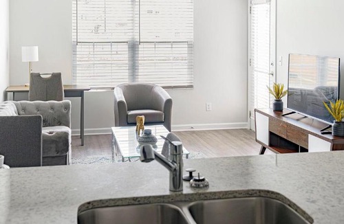 Bloomingdale Apartment | Landing Stylish 2BD Gym Pool