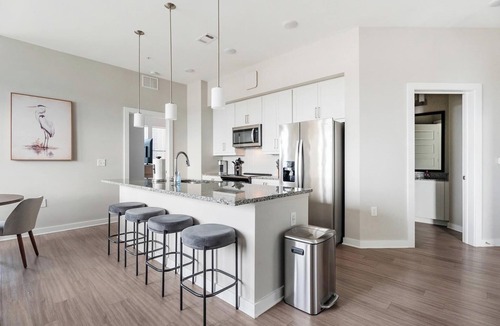 Hitch Village - Fred Wessels Homes Apartment | Landing | Stylish 2BD, Pool, Gym