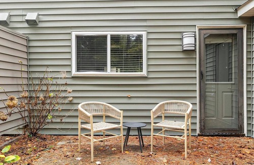 Crabtree Apartment | Landing | Stylish 2BD, Pool, Tennis Court