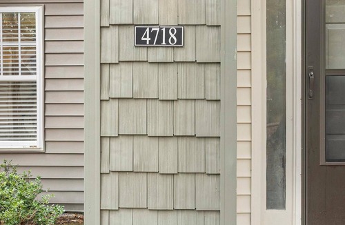Crabtree Apartment | Landing | Stylish 2BD, Pool, Tennis Court