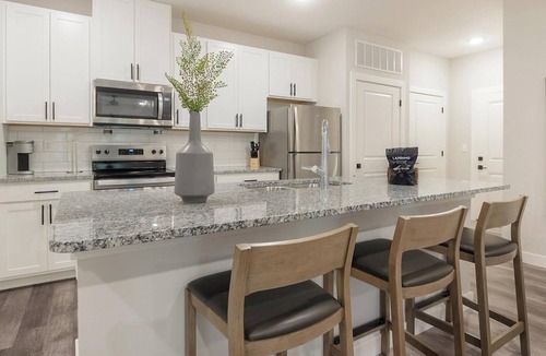 Beaufort Apartment | Landing | Stylish 2BD, Gym