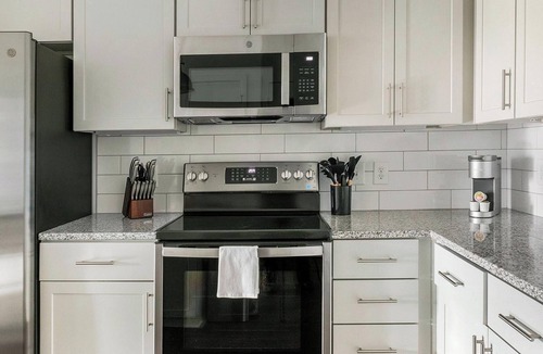 Southeast Raleigh Apartment | Landing | Stylish 2BD, Yoga Studio, Gym