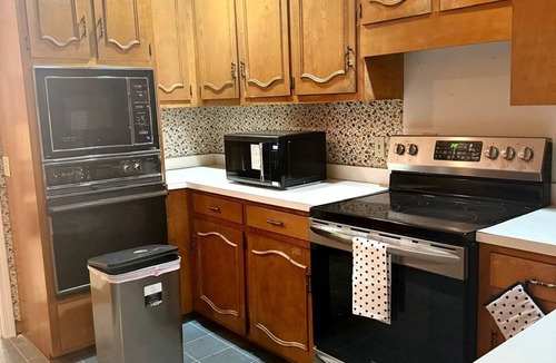 Loris Bed & Breakfast | Large Desirable Corner House