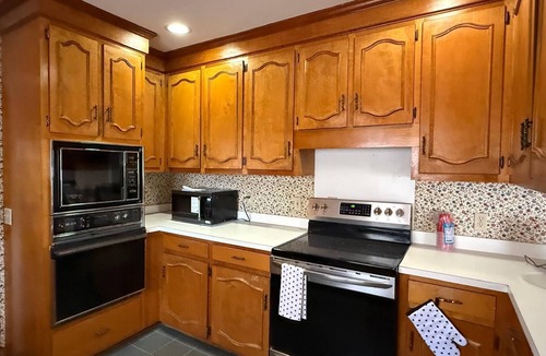Loris Bed & Breakfast | Large Desirable Corner House