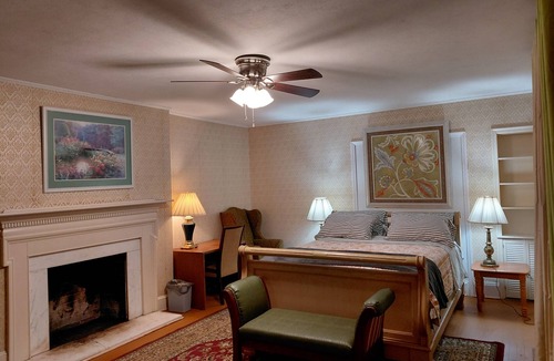 Loris Bed & Breakfast | Large Desirable Corner House