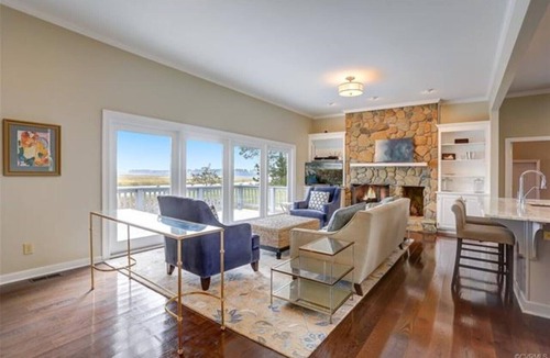 West Point House | Large riverfront retreat -views, bunkroom, firepit, playset -by Williamsburg!