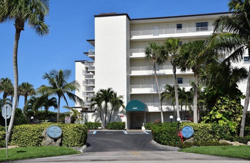 Central Beach Apartment | LAST MINUTE Vero Beach, FL - great ocean views, direct beach access, pool
