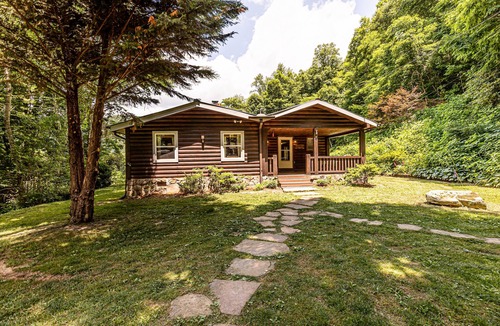 Bryson City Cabin | Laurel Lodge/Single-Story 4BR Creek Cabin/Hot Tub/Pet-Friendly/Sleeps 10