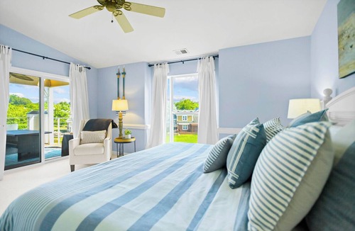 Cornelius Condo | Lavish Lake Lounge by SoCharm | 3rd Fl Waterfront Condo - 3Bed/2Bath Cornelius