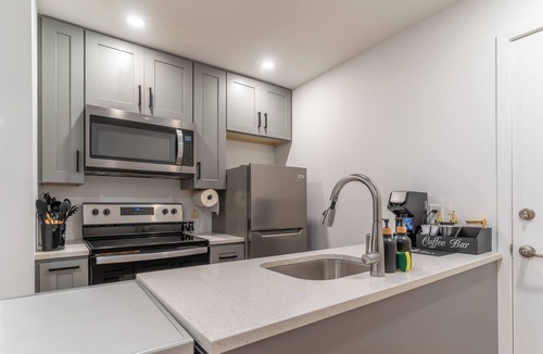 East Raleigh Apartment | Limited time Deal! Cozy Luxe Escape Modern 2BR, sleeps 4,Couples, Business & Pet