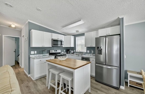 Hutchinson Island South Cottage | Limited-Time Spring & Summer Deals: Dog-Friendly 2BR Beach Getaway