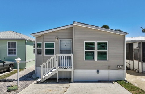 Hutchinson Island South Cottage | Limited-Time Spring & Summer Deals: Dog-Friendly 2BR Beach Getaway